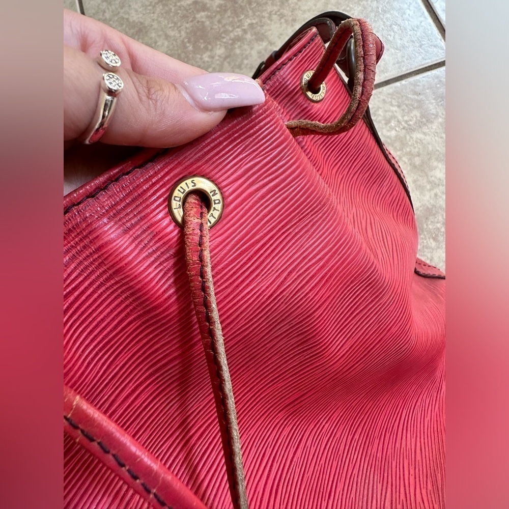 Louis Vuitton Authentic Bucket Bag Red - Picture 7 of 10